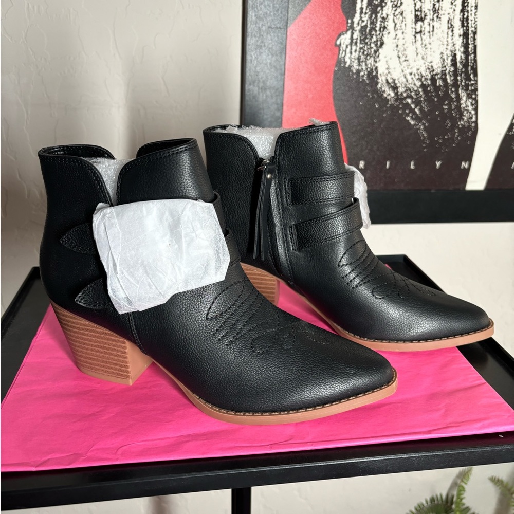 Black pointed Mid Heel Boots NWT‎ size 5.5